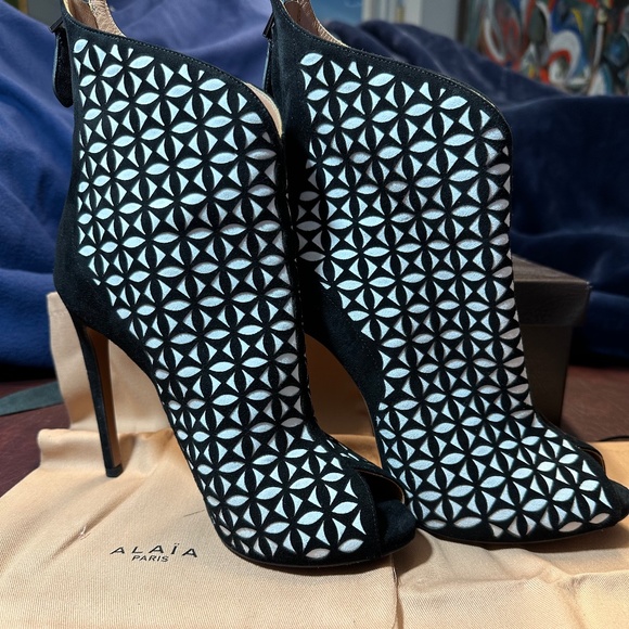 Alaia Black & White suede laser-cut; peep-toe booties, size 39 great condition! - Picture 1 of 14